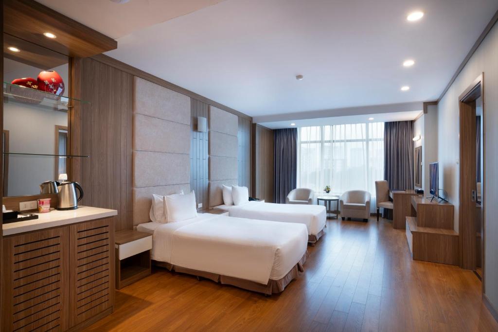 河内河内孟青大酒店的酒店客房配有两张床和一张书桌