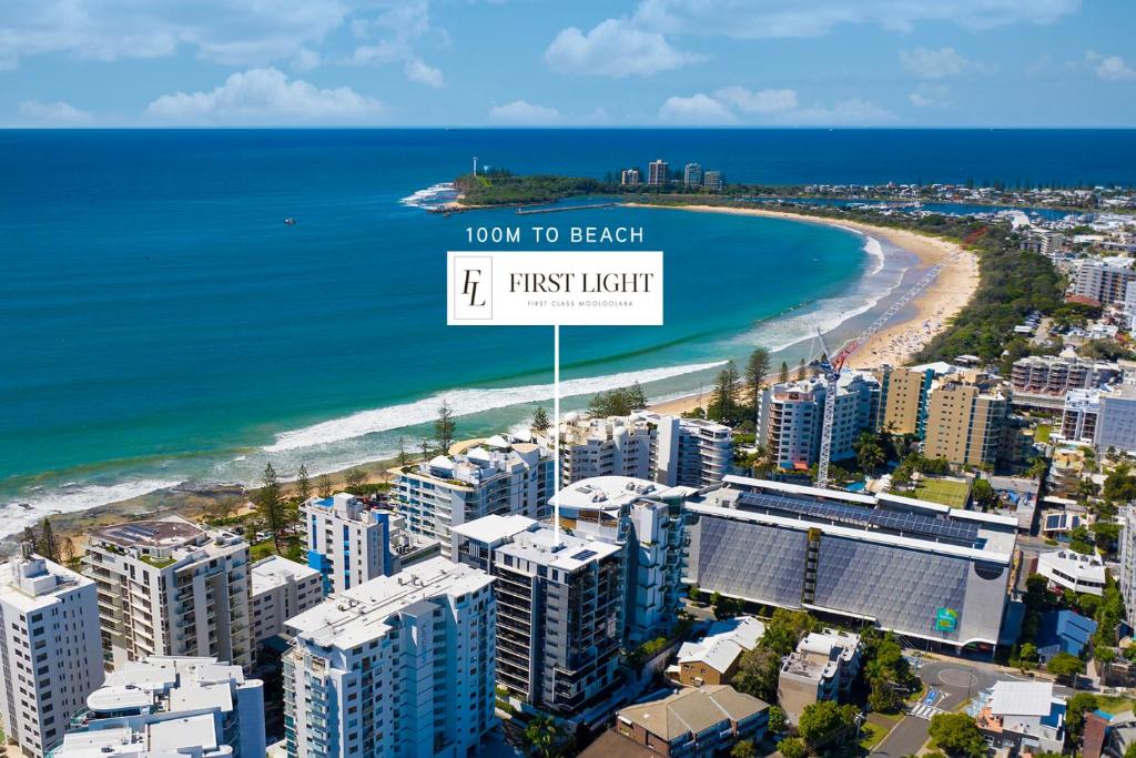 穆卢拉巴First Light Mooloolaba, Ascend Hotel Collection的把城镇读到海滩的标志