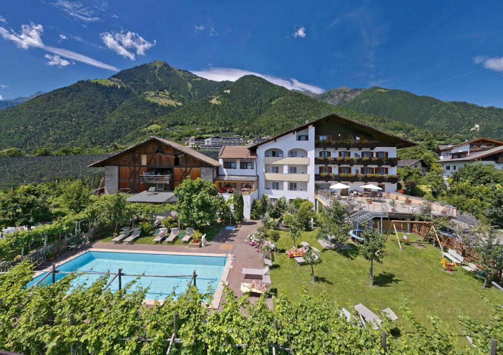 蒂鲁罗特里舍霍夫贾尼酒店的一座带游泳池和山脉的度假村