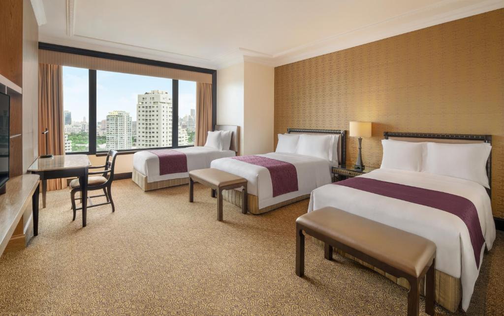 曼谷曼谷苏坤喜来登豪华精选大酒店的酒店客房设有两张床和窗户。