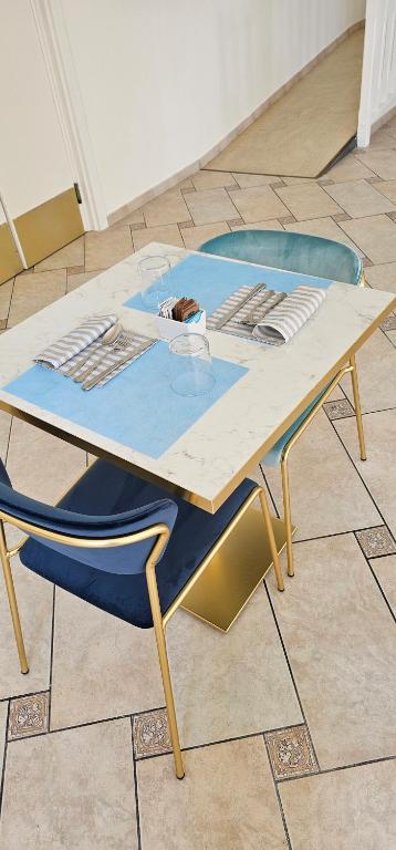 托斯科拉诺-马德尔诺Hotel Eden的一张木桌和一张蓝色椅子,坐在地板上