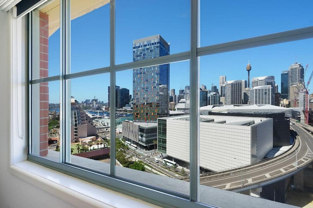 悉尼Perfect Pyrmont penthouse with Sydney Tower View的从窗户可欣赏到城市天际线的景色