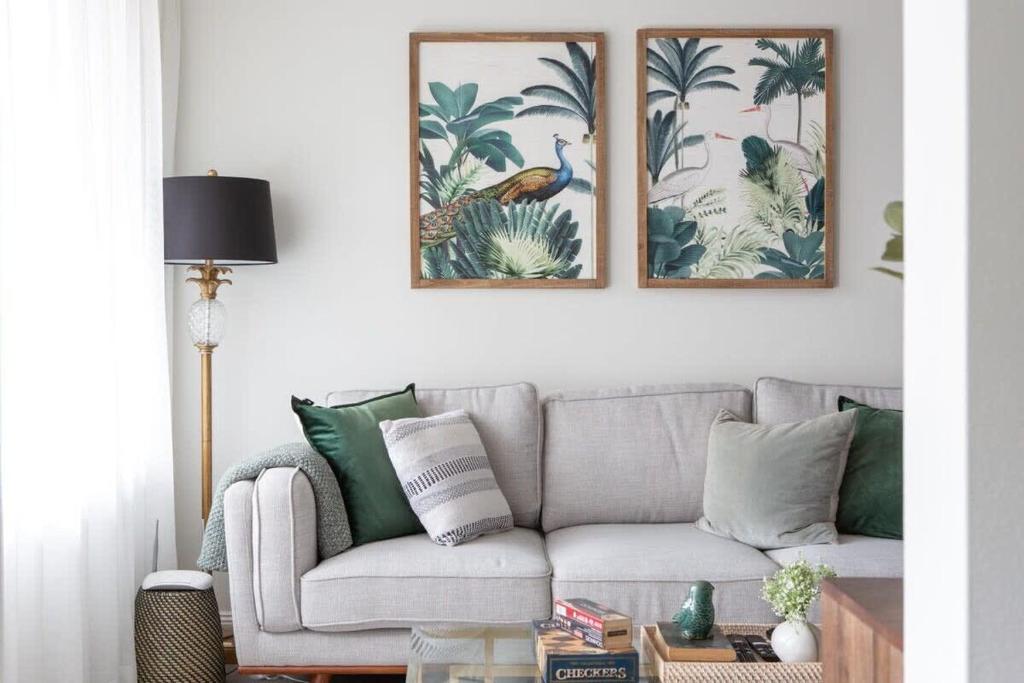 悉尼Sunny Apartment in Quiet and Green Neighbourhood的客厅配有灰色沙发和两张框图