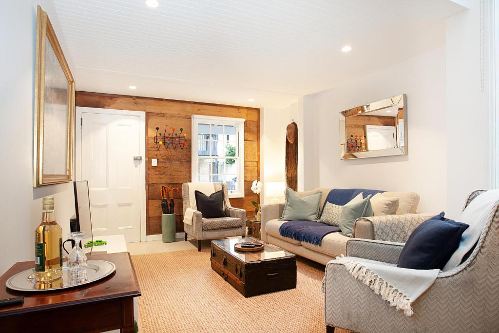 悉尼Spacious 3-Bed Family House with Courtyard的客厅配有沙发和桌子