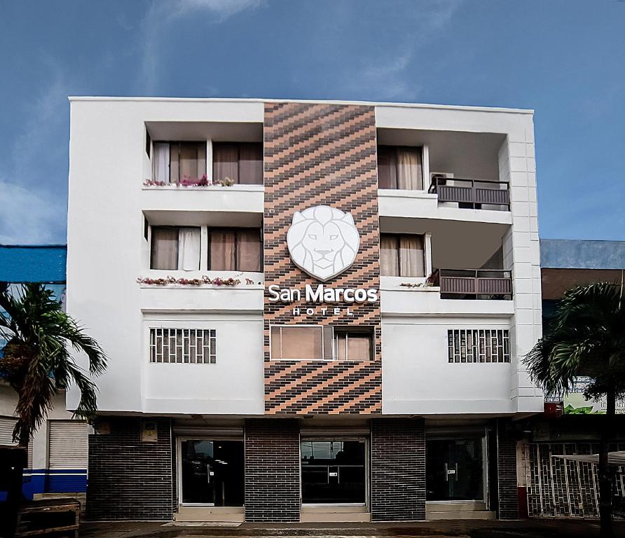 巴兰基亚Hotel San Marcos Barranquilla的上面有太阳马里奥特标志的白色建筑
