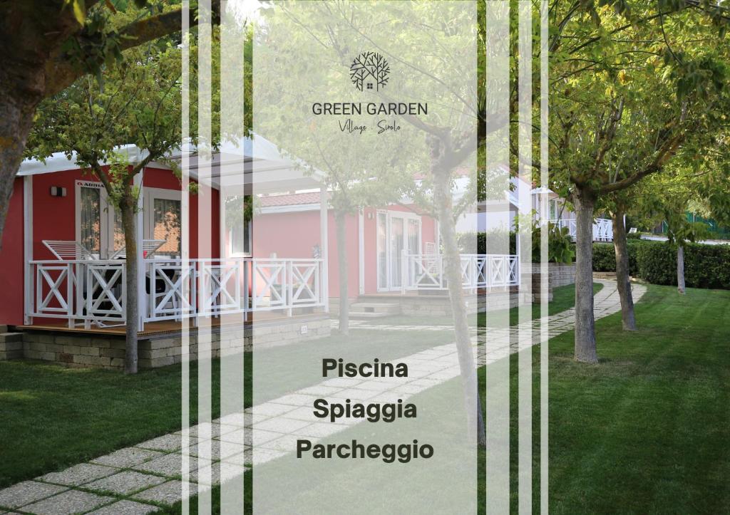 锡罗洛绿色花园村旅馆的一张房子的照片,上面写着绿色花园的意思, p字