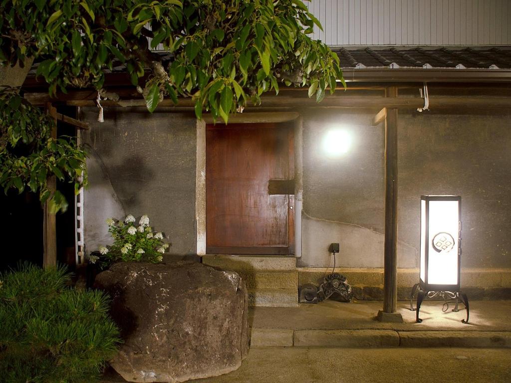 坂出市gamo house - Vacation STAY 18292v的建筑的侧面有光