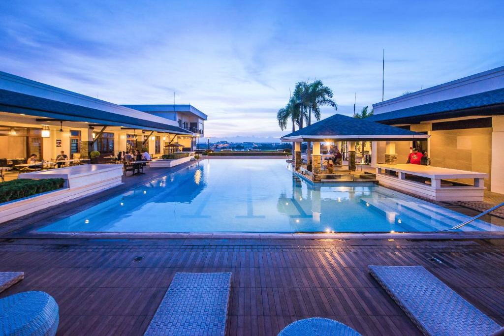 巴科洛德巴科洛德尔费舍尔酒店的一座带度假村的大楼里的大型游泳池