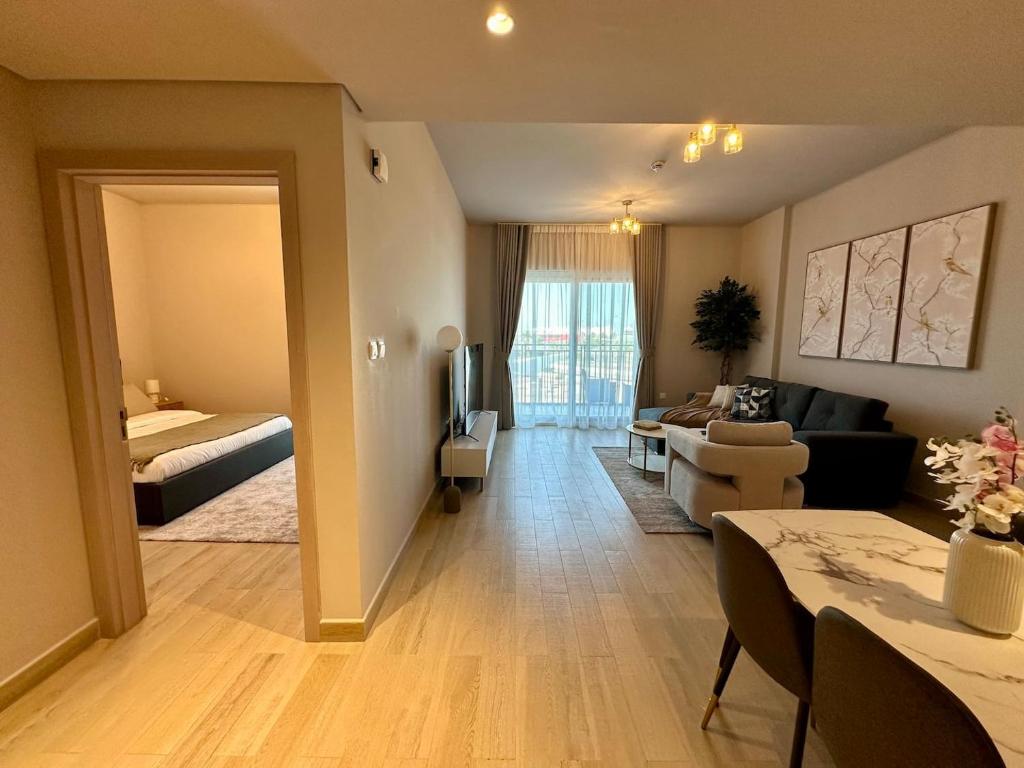 阿布扎比125 By Skyhomes- 1br Yas Island的带沙发和床的客厅以及客厅。