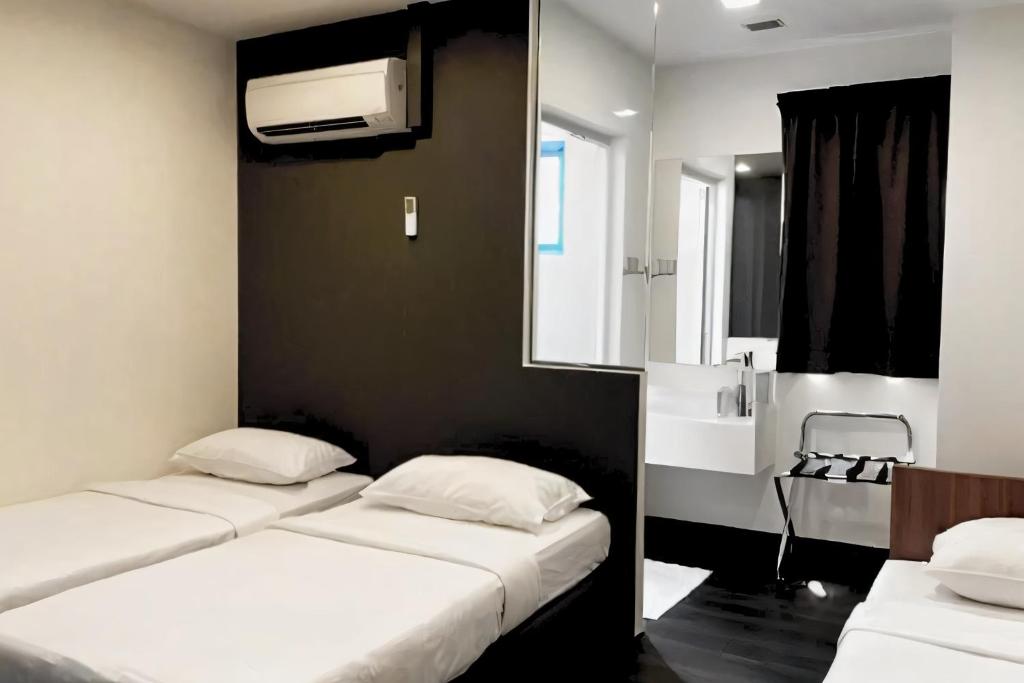 新加坡L Hotel at 51 Desker的小型客房 - 带2张床和窗户