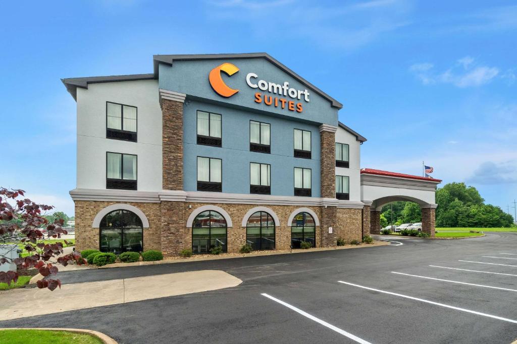 杰克逊Comfort Suites Jackson I-40的享有酒店正面景色,设有停车场