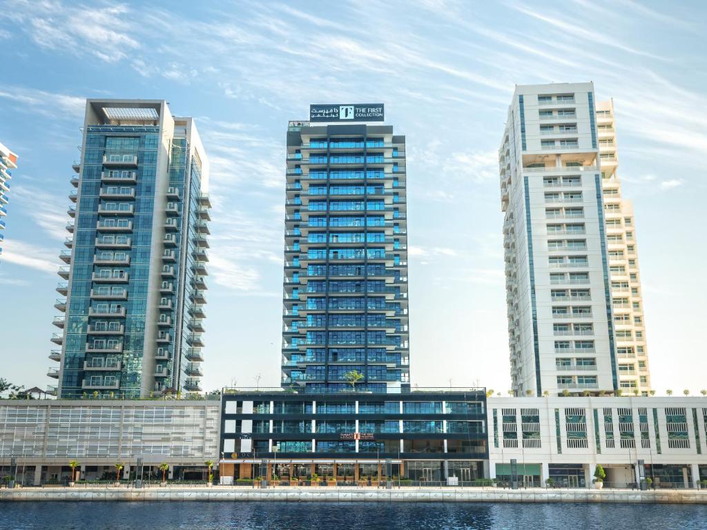 迪拜The First Collection Waterfront的水边城市的三座高楼