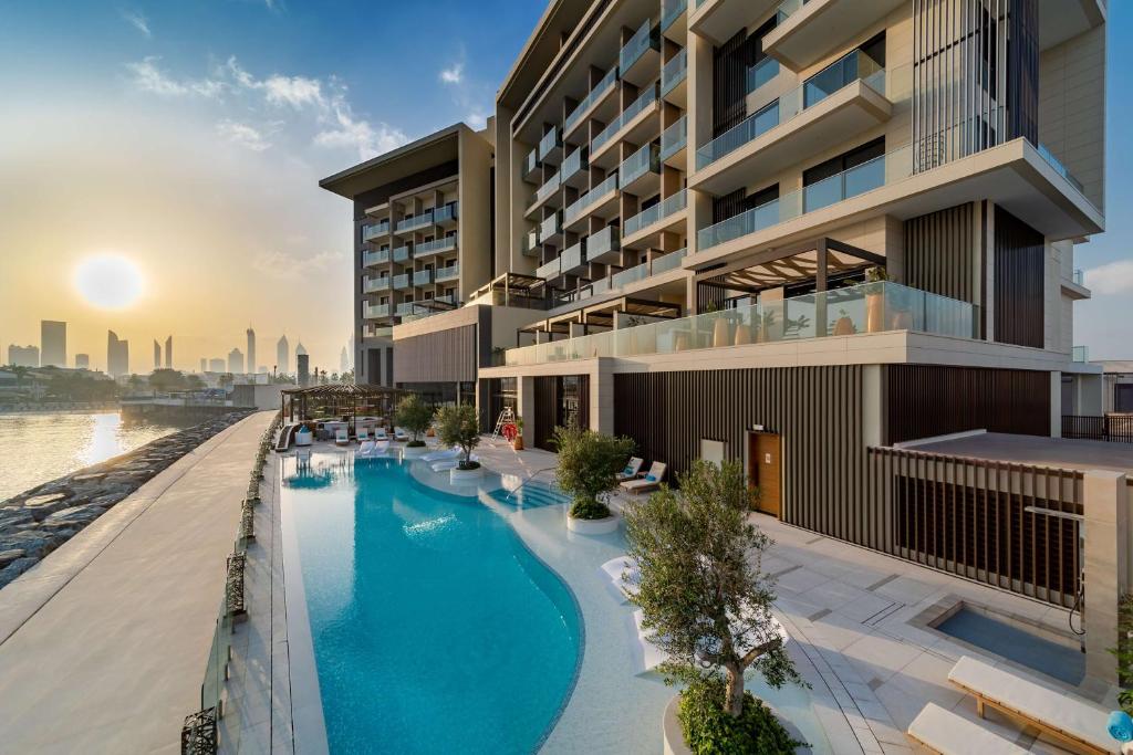 迪拜Hyatt Centric Jumeirah Dubai的一座带游泳池的建筑的图象