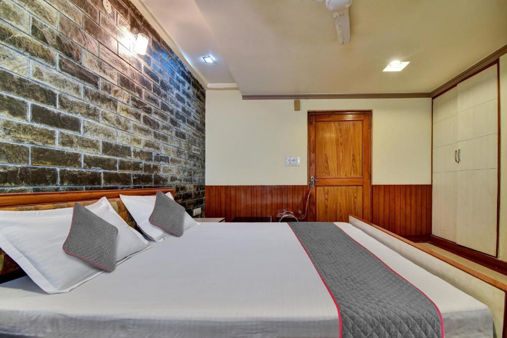 斋浦尔Townhouse 1115 Hotel Fly View的一间卧室设有一张床和砖墙