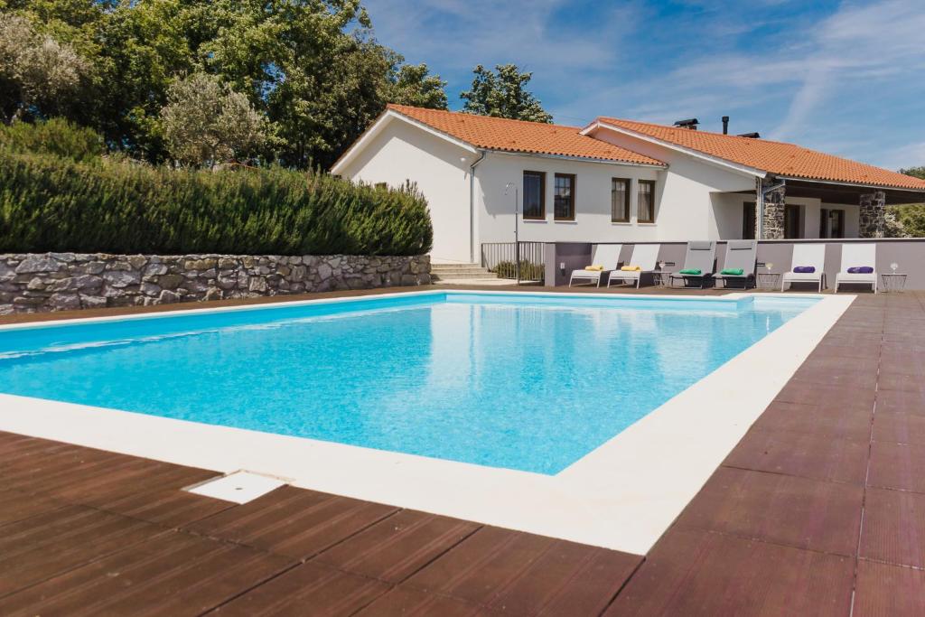布拉干萨Estrela de Montesinho的一座房子后院的游泳池