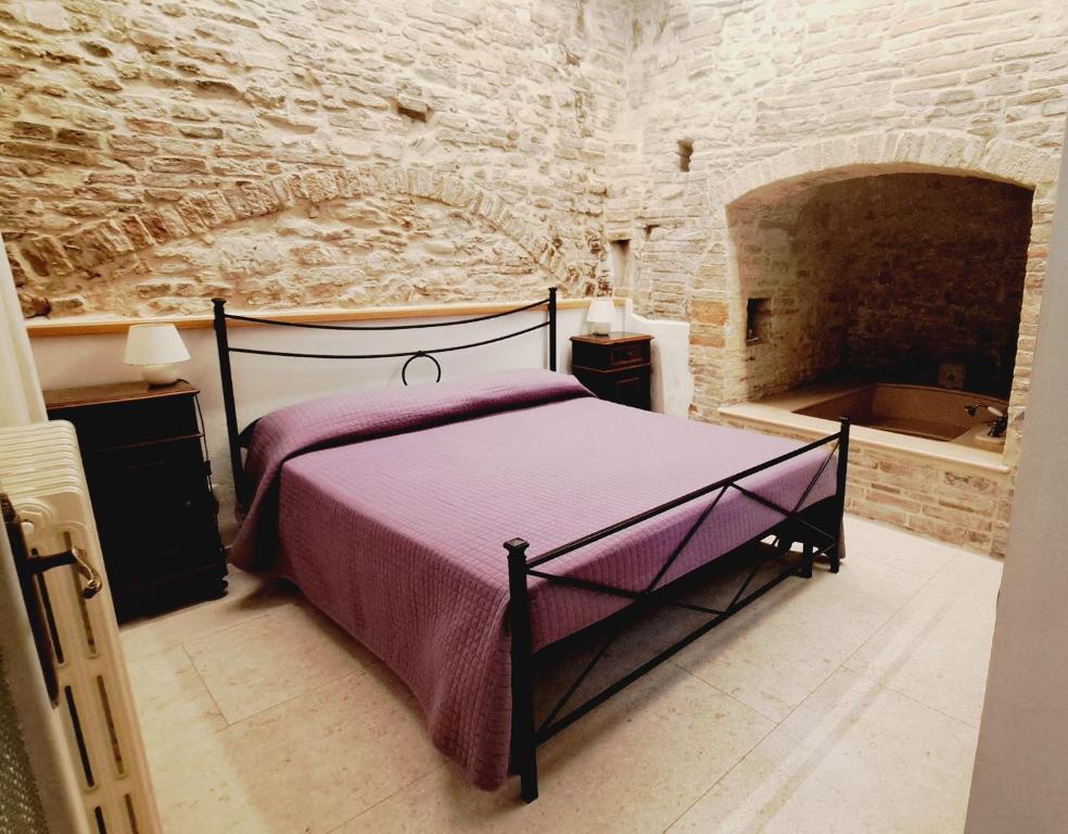 佩鲁贾La Scalinata Apartment的一间卧室配有一张床和浴缸