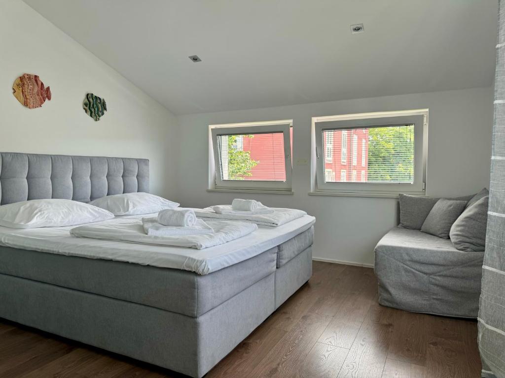 科佩尔Apartments & rooms Artemus Belveder的一间卧室配有一张大床和一张沙发