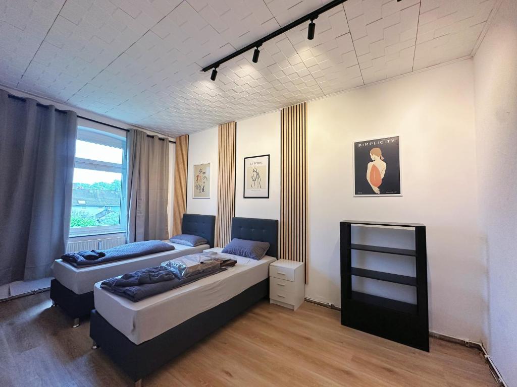 杜伊斯堡2 Schlafenzimmer 5 Betten的一间卧室设有两张床和窗户。