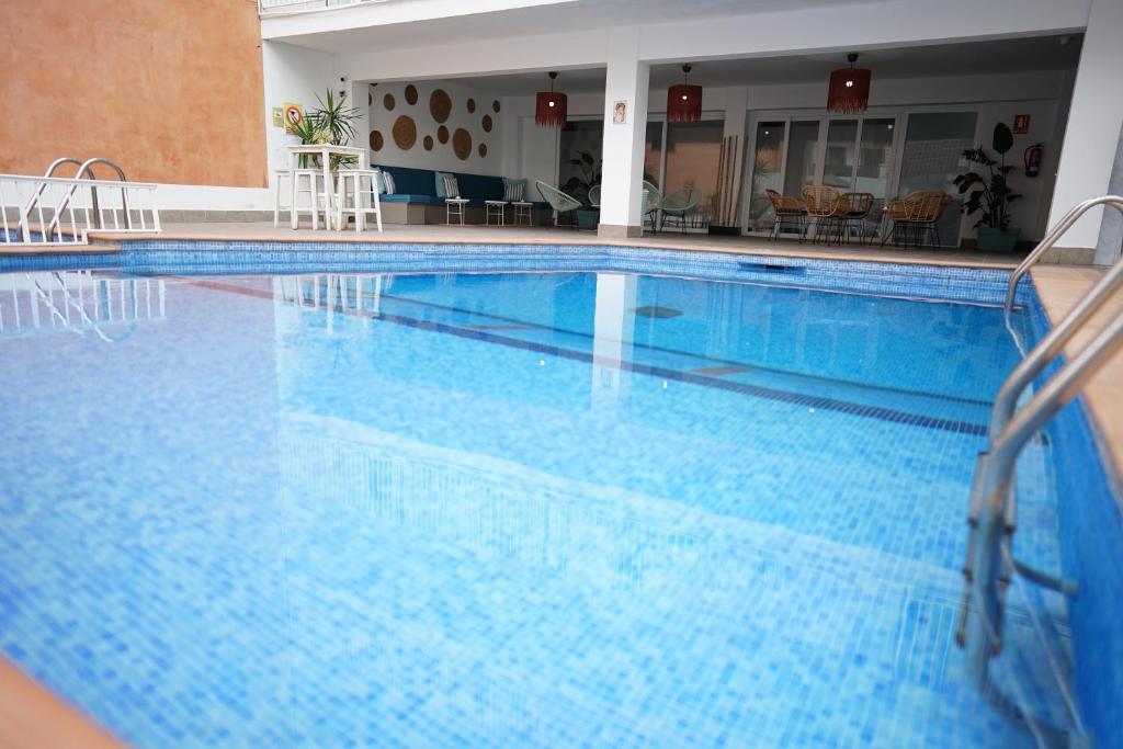 埃尔阿雷纳尔泰德酒店的一座大型蓝色游泳池