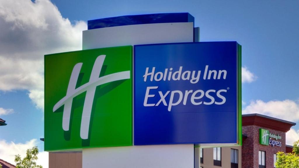 科珀斯克里斯蒂Holiday Inn Express Corpus Christi - Beachfront, an IHG Hotel的建筑上的假日旅馆快车标志