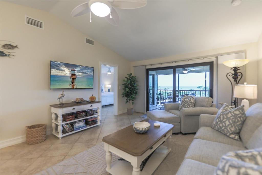 萨尼贝尔SANDPIPER BEACH 205的客厅配有沙发和桌子