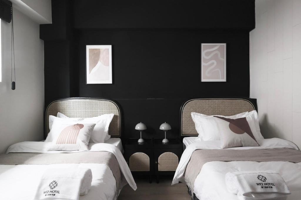 台中市唯二设计文旅的卧室设有两张床,拥有黑色的墙壁