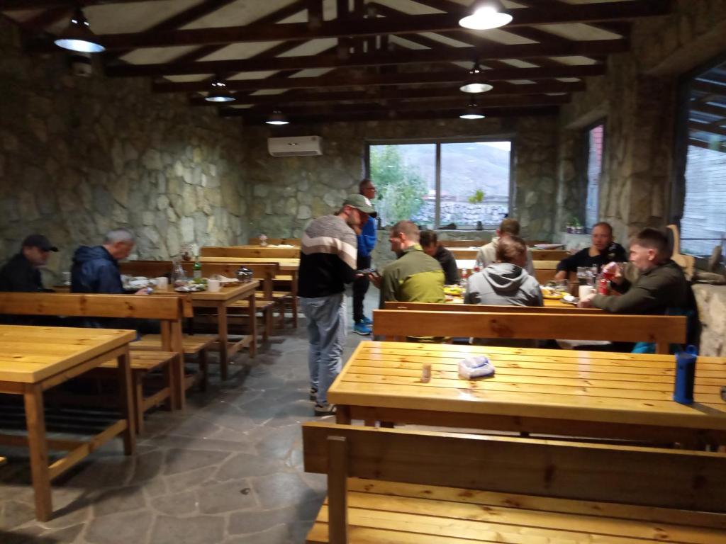 ArtanishArmenian Camp的一群坐在餐厅桌子上的人