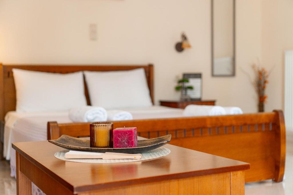 普雷韦扎Apartments Vasileiou Suite 3的一间房间,配有一张床和一张桌子,上面有盘子的食物