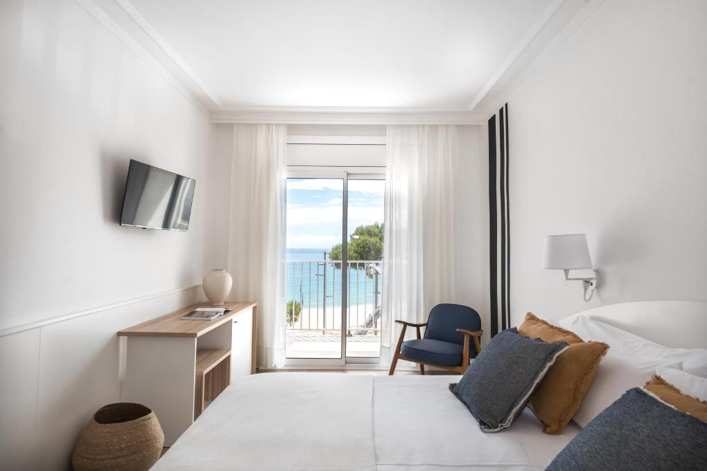 雅弗郎其特拉玛尔酒店的一间卧室配有一张床,享有海景