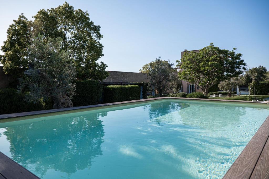 加利波利马赛利亚夫吉酒店的蓝色海水大型游泳池