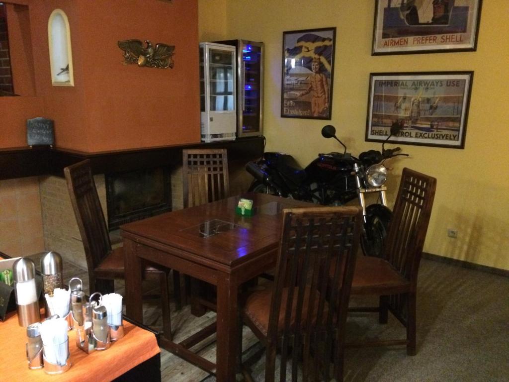 Kněževes皮洛塔餐馆及旅馆的一间带木桌和椅子的用餐室