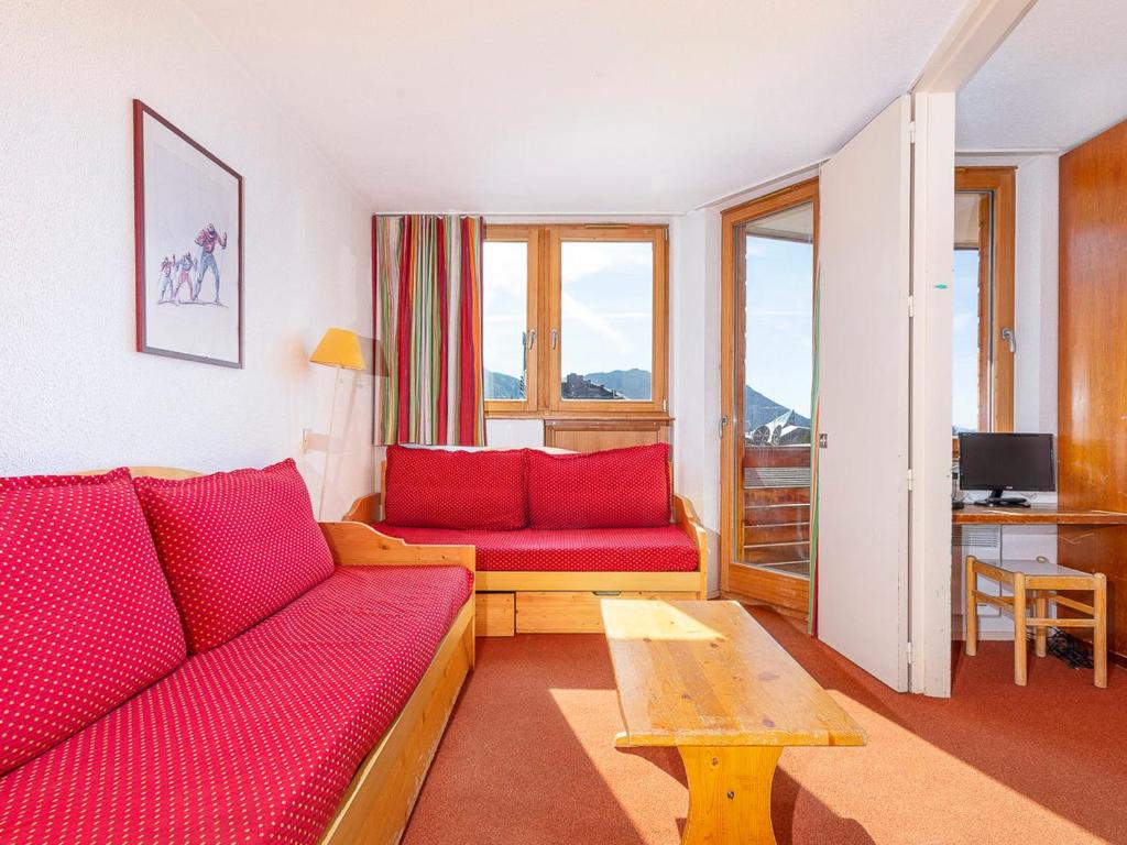 莫尔济讷Appartement Avoriaz, 2 pièces, 5 personnes - FR-1-314-260的客厅配有红色的沙发和桌子