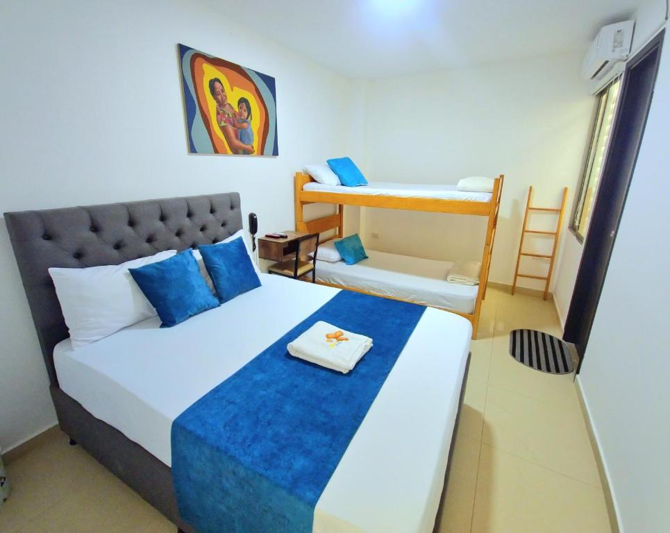 里奥阿查ANAJIRAWAA HOTEL的一间卧室配有一张床、一张双层床和梯子