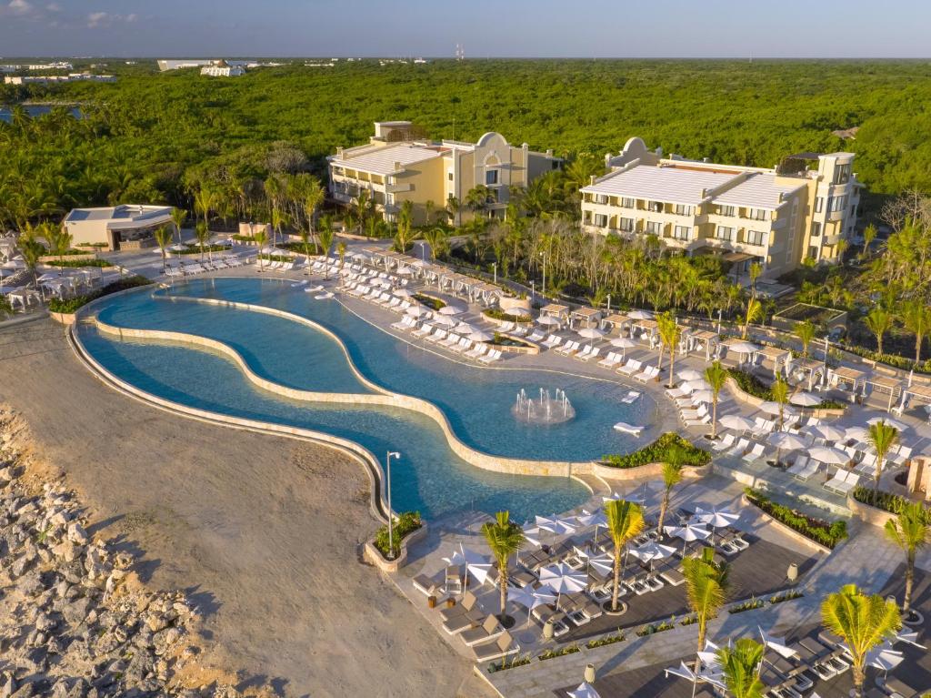 艾库玛尔TRS Yucatan Hotel - Adults Only的享有带游泳池的度假村的空中景致