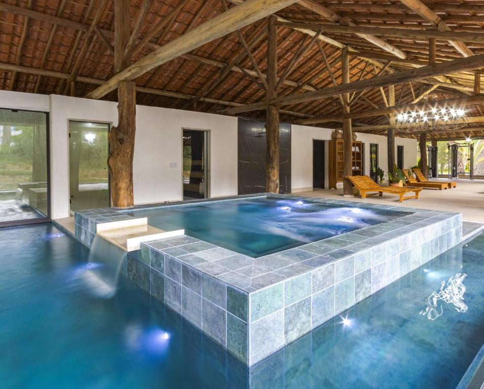 帕苏斯工程师镇Resort Fazenda 3 Pinheiros的一座带瓷砖地板和天花板的室内游泳池