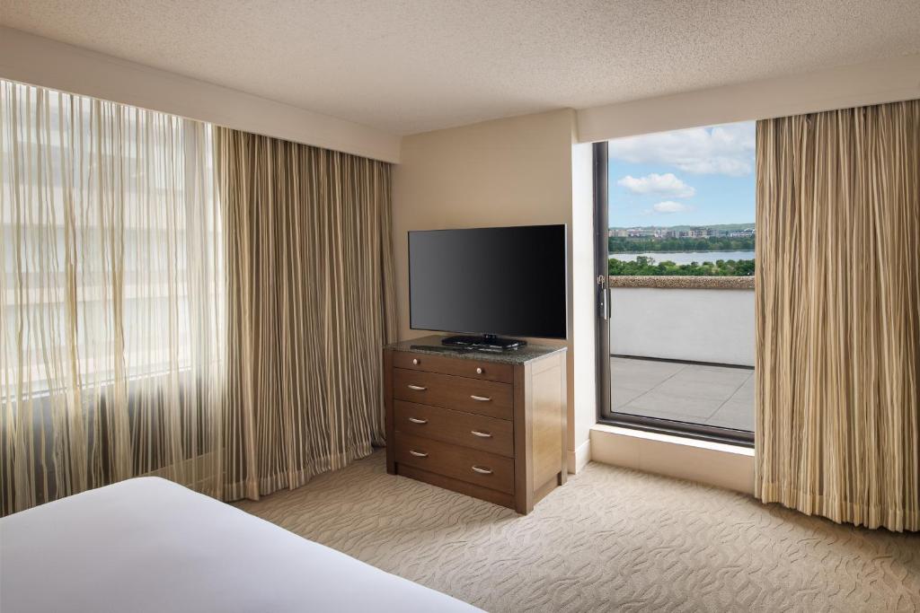 阿林顿华盛顿特区水晶城希尔顿逸林酒店的酒店客房设有电视和窗户。