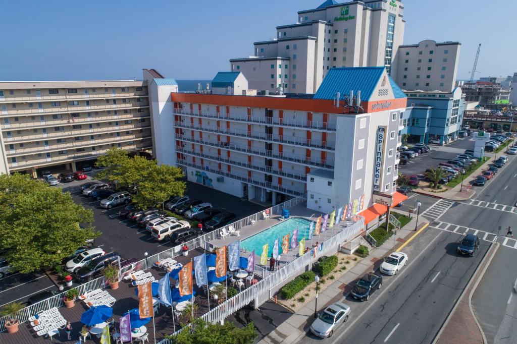 大洋城三角帆旅馆的享有城市空中景色,设有停车场