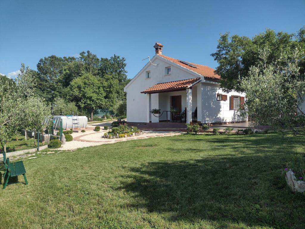 坎法奈尔Spignoviza的一座带草地庭院的白色小房子