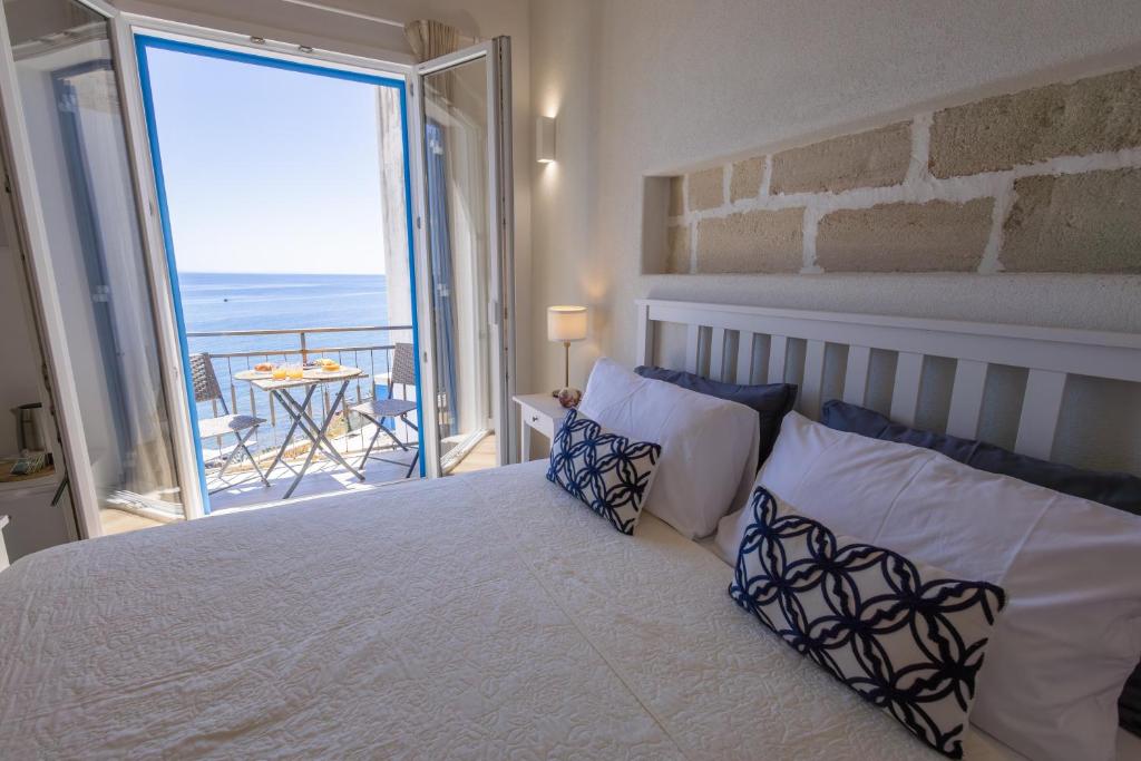 马里迪莫Marettimo Vacanze的一间卧室设有一张床,享有海景