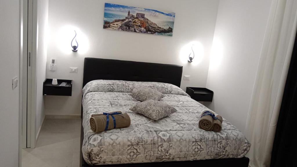斯培西亚La maison du lion的一间卧室配有一张带两个枕头的床