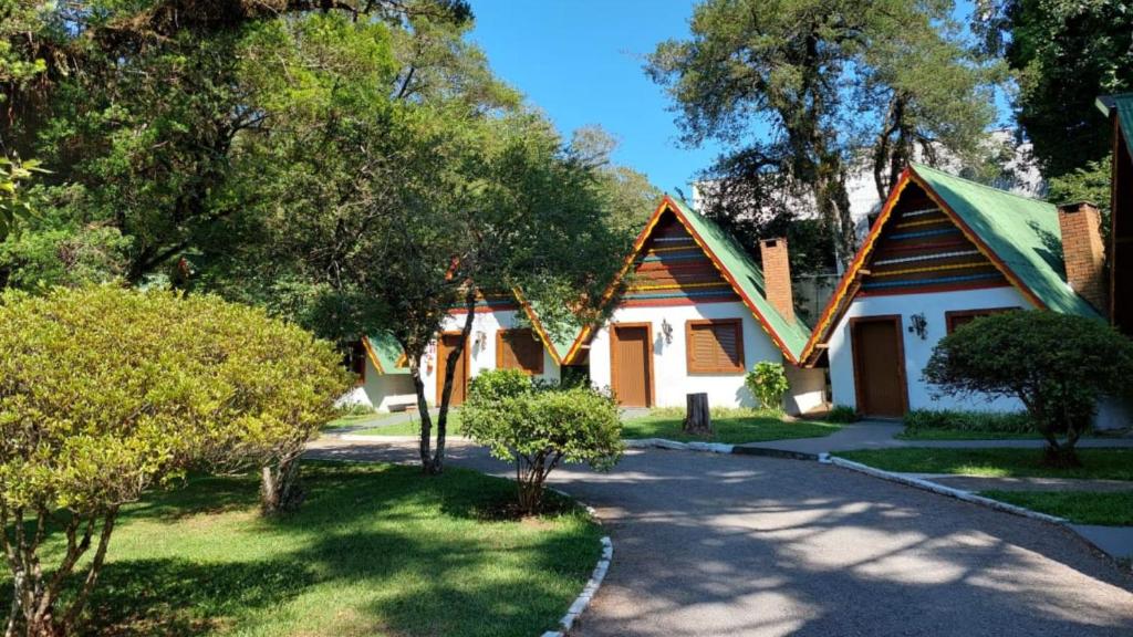 格拉玛多Villa Chalés Gramado - OH HOTÉIS的通往房子的通道