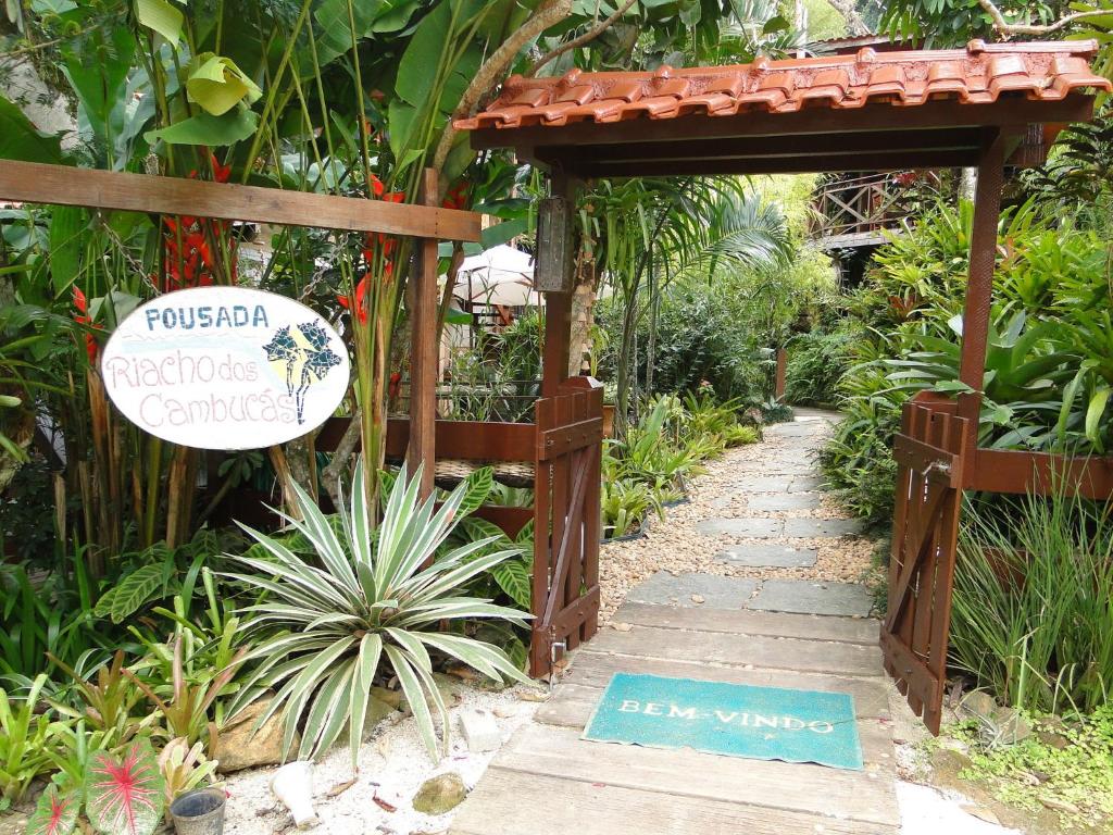 阿布拉奥坎布卡斯溪流酒店的一个带木门和标志的花园