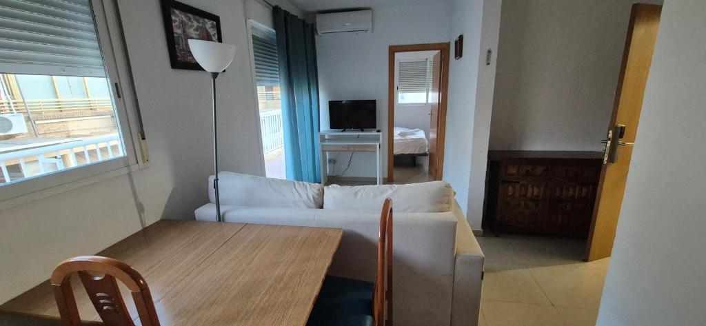 贝尼多姆Hotel Molí Beach的客厅配有沙发和桌子