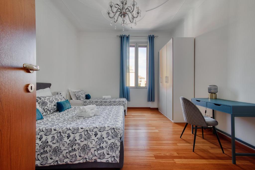 米兰Lattanzio Charming Suite - Porta Romana MM3的一间卧室配有一张床、一张桌子和一张书桌