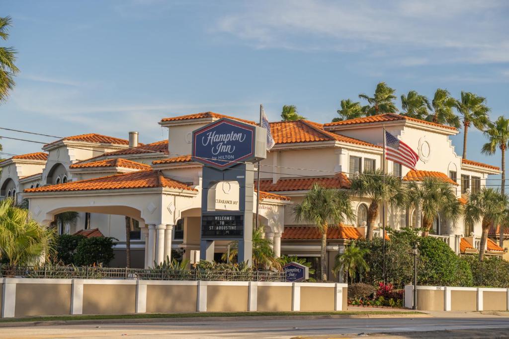 圣奥古斯丁Hampton Inn St Augustine US1 North的前面有标志的大建筑