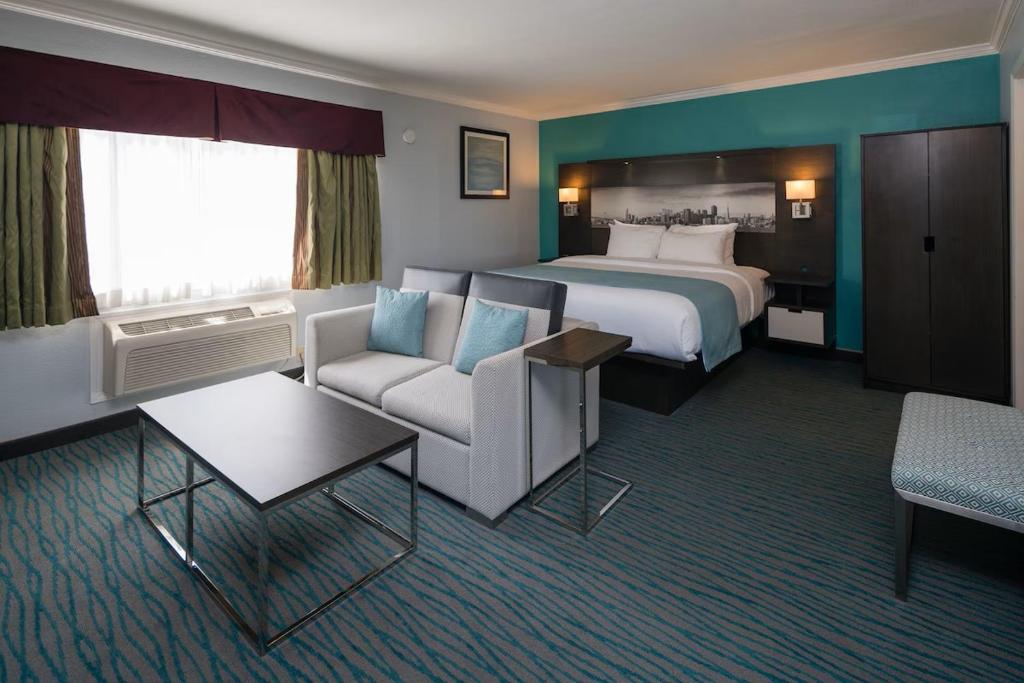 旧金山Inn On Grove的大型酒店客房,配有床和沙发