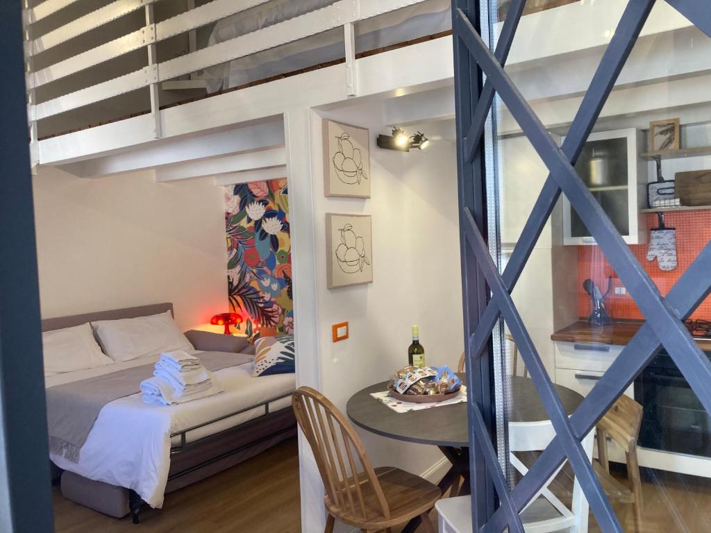 卡塔尼亚Lavica Di Mezzo Apartments的卧室配有一张床和一张桌子