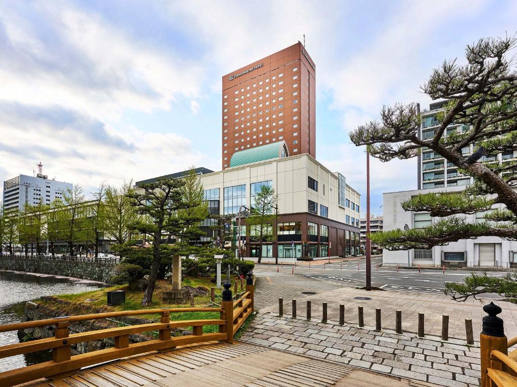 和歌山歌山大和鲁内酒店 的前面有木栅栏的建筑