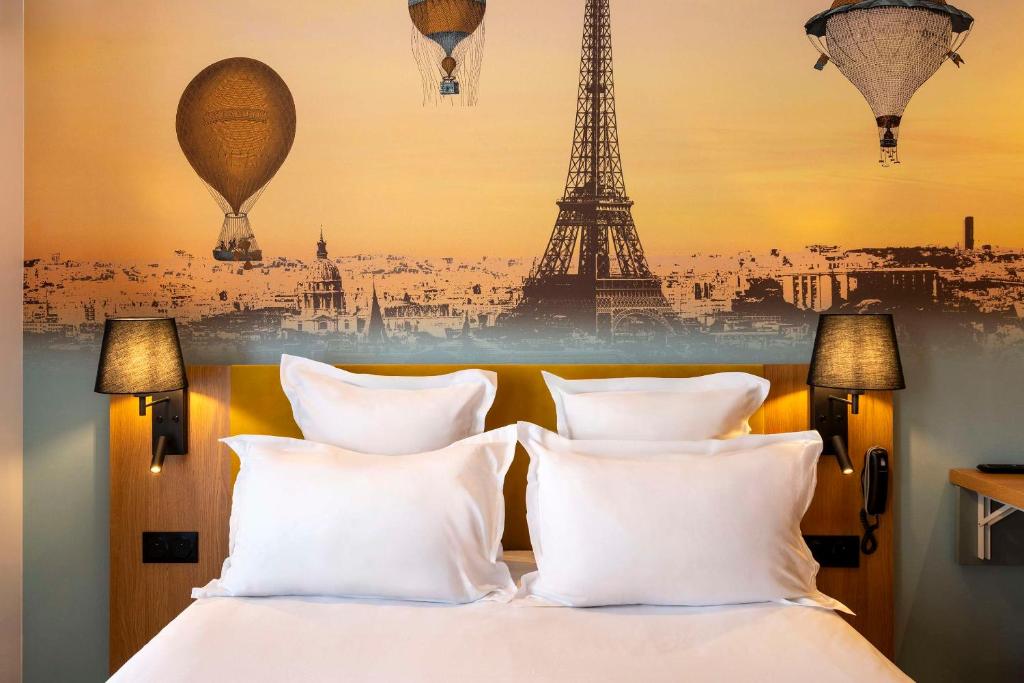 巴黎Hotel Apolonia Paris Mouffetard, Sure Hotel Collection by Best Western的一间卧室配有一张带艾菲尔铁塔海报的床。