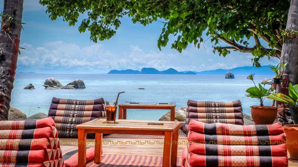 丽贝岛腾姆恩斯利普度假村的一张桌子和椅子,享有海景